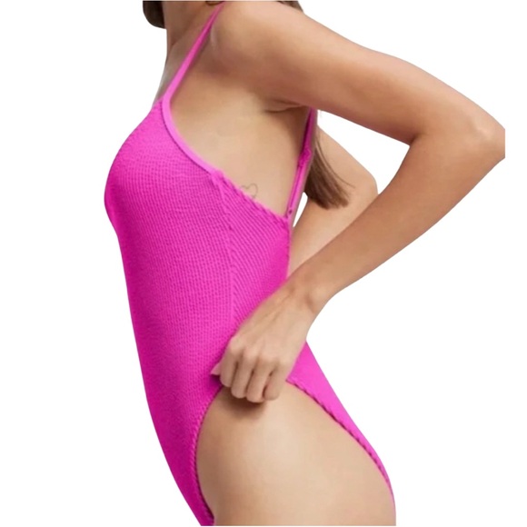 Good American Always Fits One
Piece Swimsuit Large NWT - Picture 6 of 10